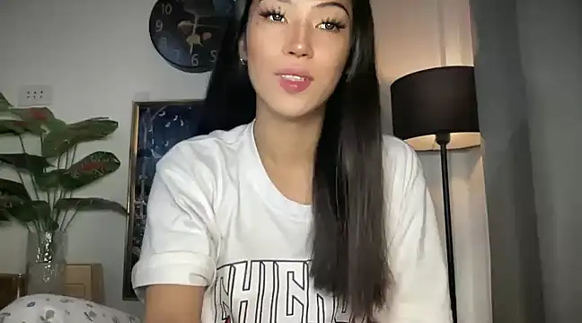 Snapshot of Bella_Gordon chatting on February 16, 10:32 pm Bella Gordon online show from February 16, 10:32 pm