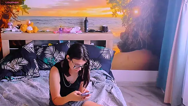 Snapshot of MollyLollipop chatting on June 17, 4:59 am MollyLollipop online show from June 17, 4:59 am