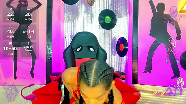 nickyminach  online show from October 18, 7:25 pm