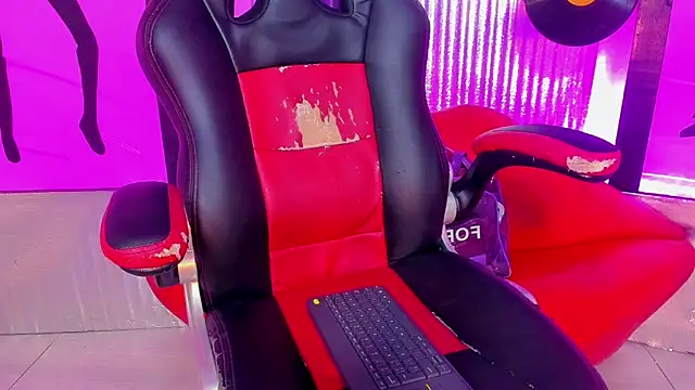 nickyminach  online show from March 31, 7:36 pm