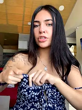Snapshot of DaphneUwu chatting on December 3, 2:16 pm DaphneUwu online show from December 3, 2:16 pm