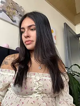 Snapshot of DaphneUwu chatting on December 10, 2:39 pm DaphneUwu online show from December 10, 2:39 pm