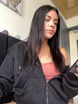 Snapshot of DaphneUwu chatting on December 23, 3:01 pm DaphneUwu online show from December 23, 3:01 pm