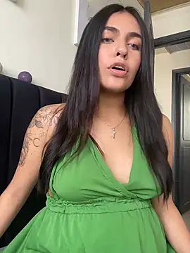 Snapshot of DaphneUwu chatting on February 1, 3:50 pm DaphneUwu online show from February 1, 3:50 pm