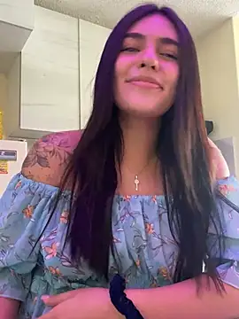 Snapshot of DaphneUwu chatting on February 8, 1:33 pm DaphneUwu online show from February 8, 1:33 pm