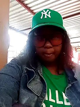 Snapshot of HotAFRICANBEAUTY chatting on December 22, 3:33 pm HotAFRICANBEAUTY online show from December 22, 3:33 pm