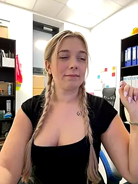 Snapshot of CherryAuroraa chatting on December 4, 9:46 pm CherryAuroraa online show from December 4, 9:46 pm