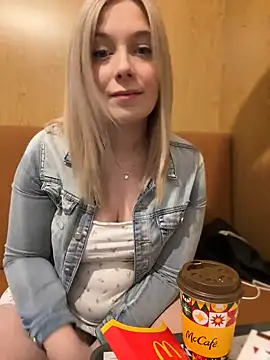 Snapshot of CherryAuroraa chatting on January 9, 2:07 pm CherryAuroraa online show from January 9, 2:07 pm