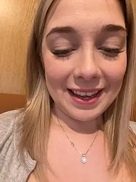 Snapshot of CherryAuroraa chatting on January 17, 1:24 pm CherryAuroraa online show from January 17, 1:24 pm