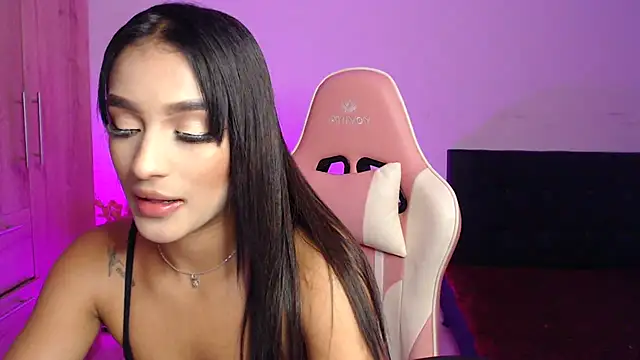 Snapshot of GiltRosebush chatting on December 6, 8:18 pm GiltRosebush online show from December 6, 8:18 pm