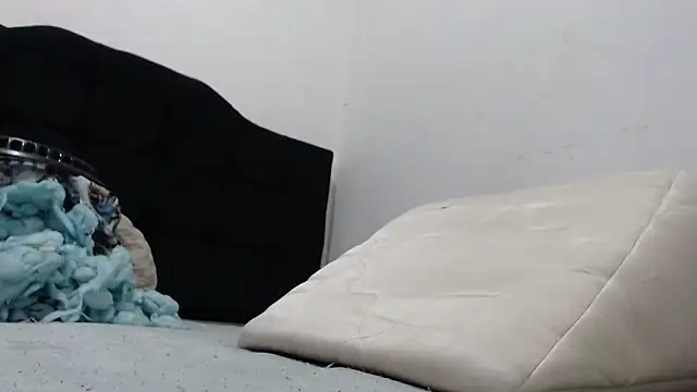 Snapshot of Emmily_Fox chatting on December 3, 11:02 pm Emmily Fox online show from December 3, 11:02 pm