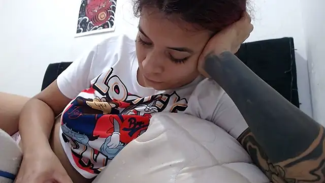 Snapshot of Emmily_Fox chatting on February 11, 10:07 pm Emmily Fox online show from February 11, 10:07 pm