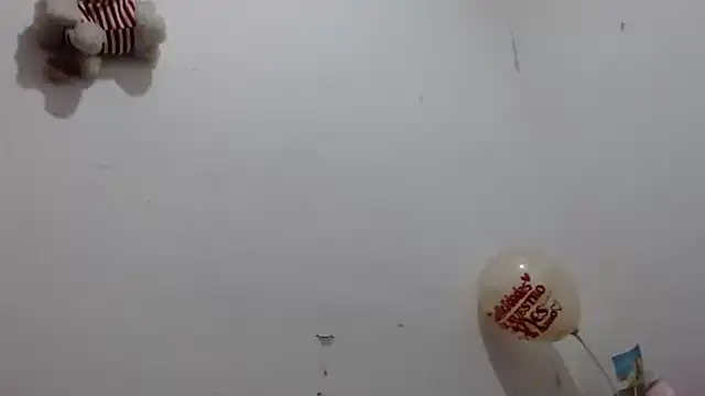 Snapshot of Emmily_Fox chatting on February 15, 6:33 pm Emmily Fox online show from February 15, 6:33 pm