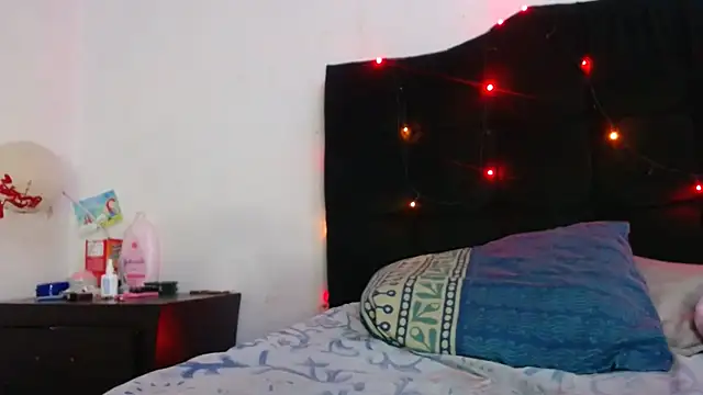 Snapshot of Emmily_Fox chatting on February 22, 11:13 pm Emmily Fox online show from February 22, 11:13 pm