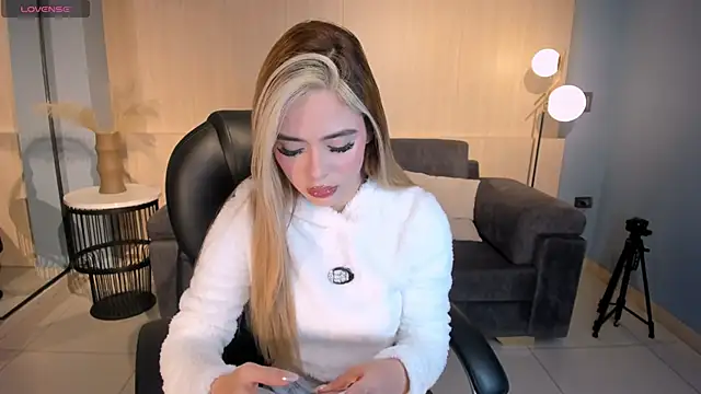 JuanitaClay online show from January 19, 12:20 pm