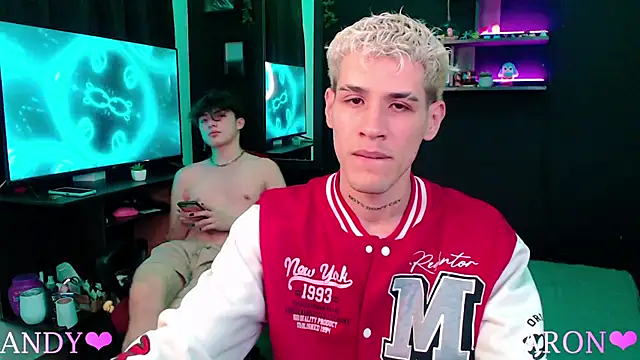 Snapshot of andybxby chatting on December 3, 11:46 pm andybxby online show from December 3, 11:46 pm