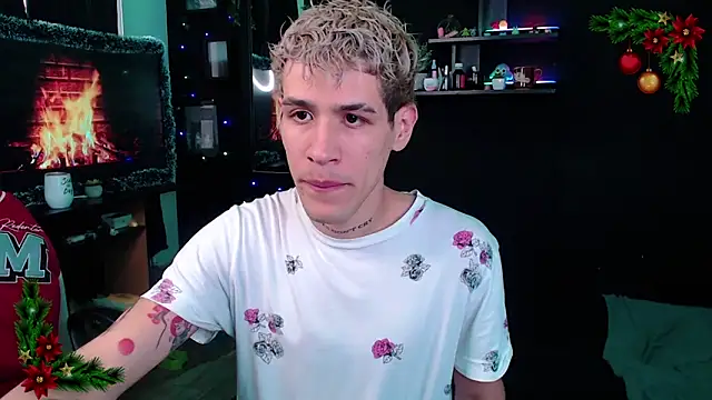 Snapshot of andybxby chatting on December 20, 8:55 pm andybxby online show from December 20, 8:55 pm