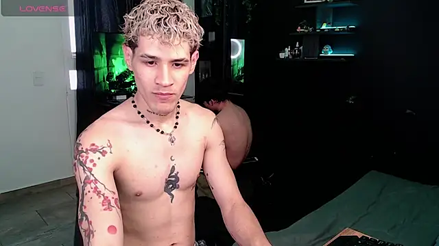 Snapshot of andybxby chatting on January 6, 8:39 pm andybxby online show from January 6, 8:39 pm