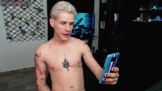 Snapshot of andybxby chatting on January 30, 8:42 pm andybxby online show from January 30, 8:42 pm