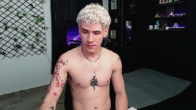 Snapshot of andybxby chatting on January 31, 8:54 pm andybxby online show from January 31, 8:54 pm