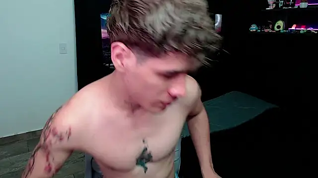 Snapshot of andybxby chatting on March 6, 8:37 pm andybxby online show from March 6, 8:37 pm