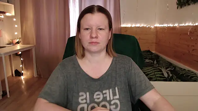 Snapshot of Exponent_5 chatting on May 9, 5:51 pm Exponent 5 online show from May 9, 5:51 pm