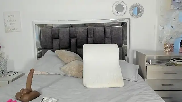 Snapshot of MilfClarett chatting on February 21, 11:17 pm MilfClarett online show from February 21, 11:17 pm