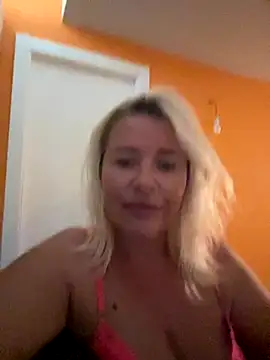 Snapshot of Chloe2114 chatting on October 24, 1:18 pm Chloe2114 online show from October 24, 1:18 pm