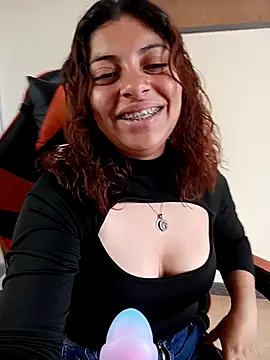 Snapshot of Iam_Issaa chatting on May 28, 7:33 pm Iam Issaa online show from May 28, 7:33 pm