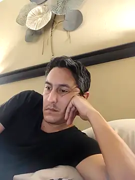 Snapshot of LuqenZo chatting on February 6, 11:46 am LuqenZo online show from February 6, 11:46 am