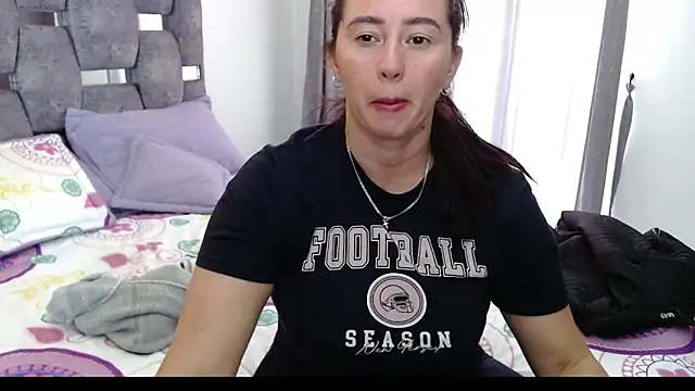 Snapshot of sara_hott_1 chatting on February 3, 2:33 pm sara hott 1 online show from February 3, 2:33 pm