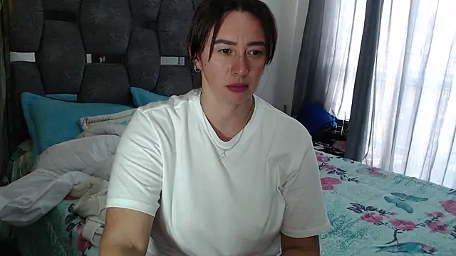 Snapshot of sara_hott_1 chatting on February 26, 8:19 pm sara hott 1 online show from February 26, 8:19 pm