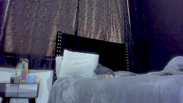 amareto queen online show from September 15, 6:30 pm