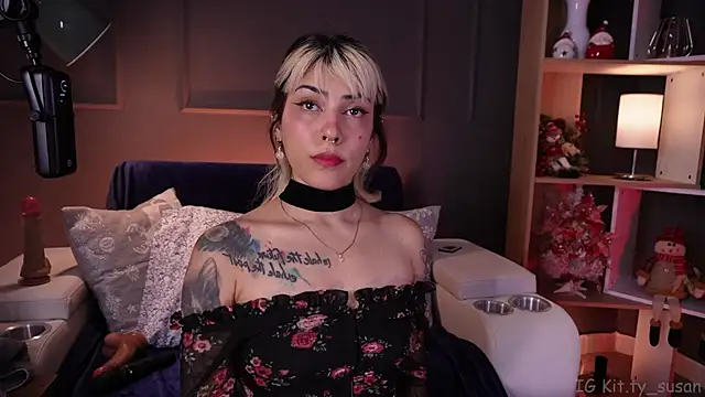 kitty pruu online show from December 18, 10:05 pm