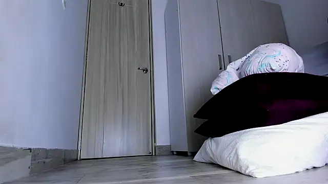 Skarleth69 online show from November 4, 3:38 am