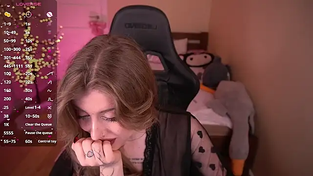 PenellopaRaw online show from April 10, 7:07 pm