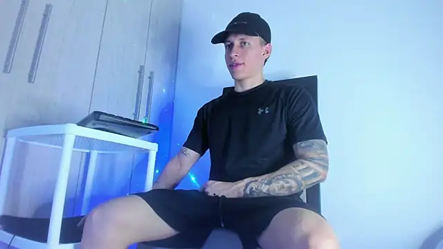 Snapshot of enzo_bvlgari chatting on March 1, 4:04 am enzo bvlgari online show from March 1, 4:04 am