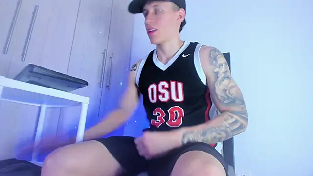 Snapshot of enzo_bvlgari chatting on March 2, 9:43 pm enzo bvlgari online show from March 2, 9:43 pm