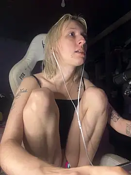bunnydark00 online show from May 8, 6:19 am