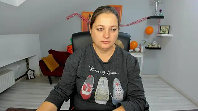 LollaGirl online show from October 31, 4:24 am