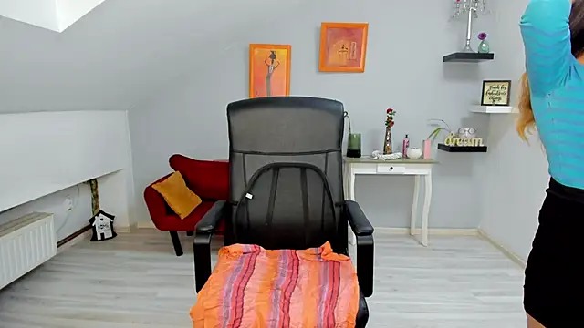 LollaGirl online show from November 10, 4:22 am