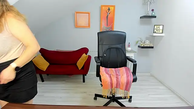 LollaGirl online show from February 4, 4:18 am