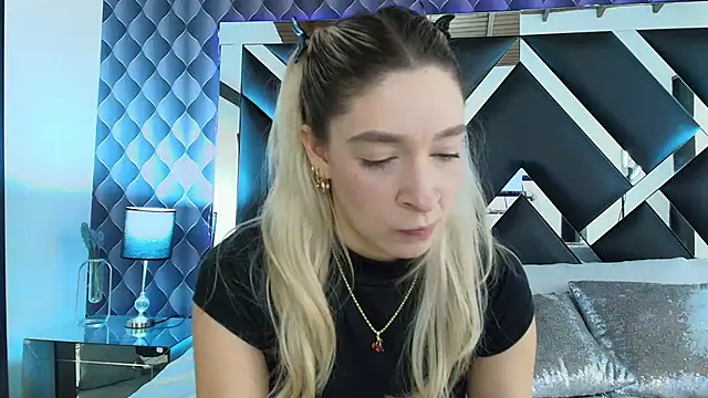 victoriaa lee  online show from January 12, 6:59 pm