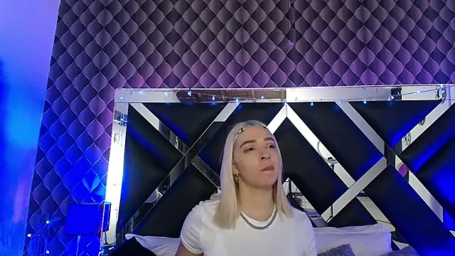 victoriaa lee  online show from February 8, 6:55 pm