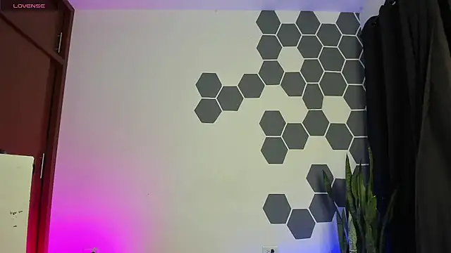 Snapshot of LauraBonnet7 chatting on December 23, 8:44 am LauraBonnet7 online show from December 23, 8:44 am