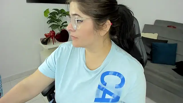 BellaFlaming online show from February 15, 9:15 pm