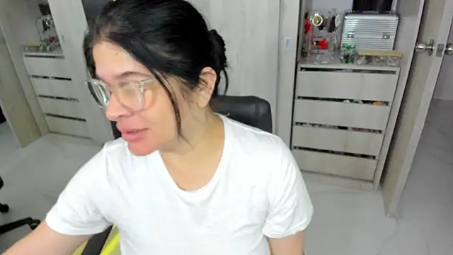 BellaFlaming online show from May 30, 10:56 am