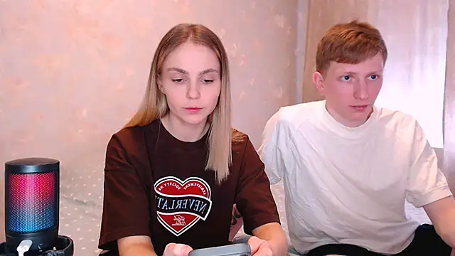 juliaanddima online show from April 13, 8:42 am