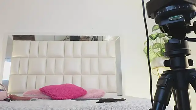 Anais aradia online show from February 15, 8:22 am