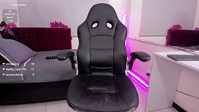 mia thompsonn  online show from January 20, 5:37 pm